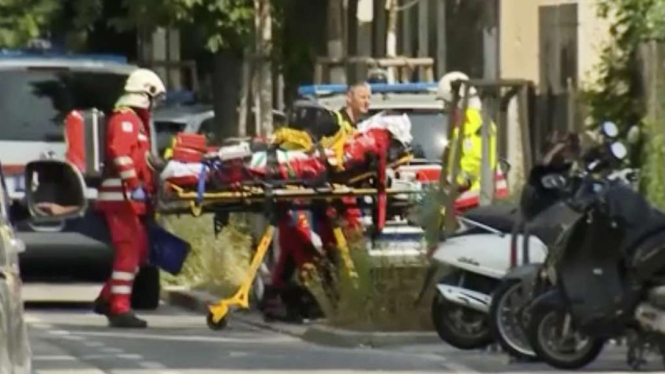Petugas medis mengevakuasi korban penembakan di Graz Austria