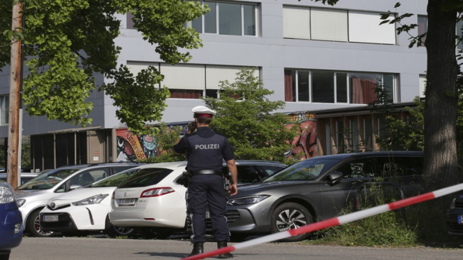 Polisi berjaga-jaga di TKP penembakan di sebuah sekolah di Graz, Austria  
