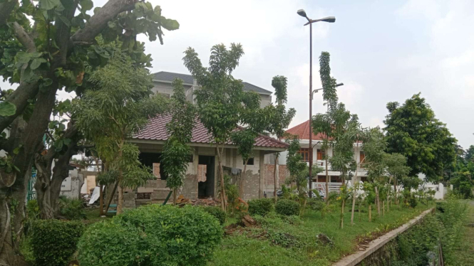 Pembangunan pos pengamanan di taman perumahan Green Garden, Jakarta Barat