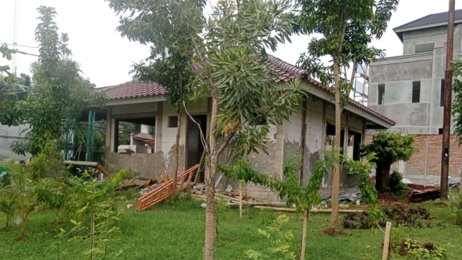 Pembangunan pos pengamanan di taman perumahan Green Garden, Jakarta Barat