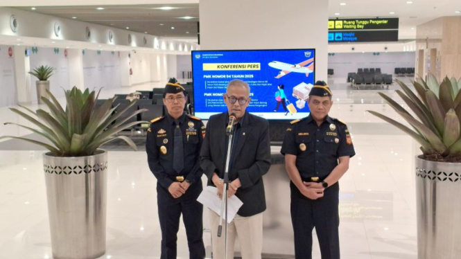 Wakil Menteri Keuangan Anggito Abimanyu melakukan konferensi pers setelah meninjau kesiapan Bea Cukai, di Bandara Internasional Soekarno Hatta, Tangerang, Banten, Rabu, 11 Juni 2025.
