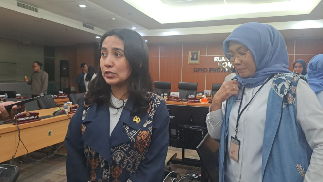 Ketua Pansus Raperda Kawasan Tanpa Rokok, Farah Savira bersama dengan Kepala Dinas Kesehatan Jakarta Ani Ruspitawati.