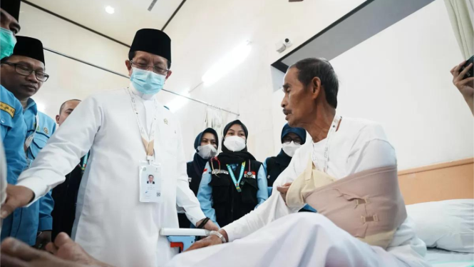 Menag Nasaruddin kunjungi pasien di KKHI Makkah
