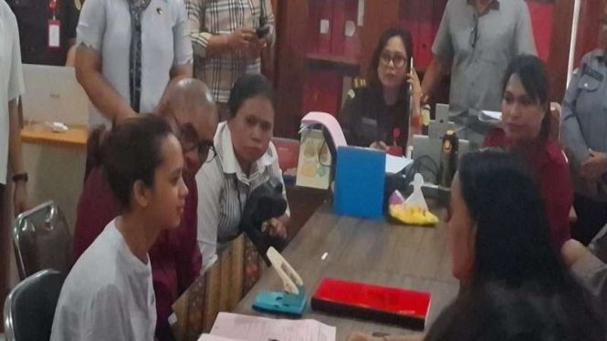 Fani (20) tersangka kasus kekerasan seksual kepada anak di Kejari Kota Kupang.