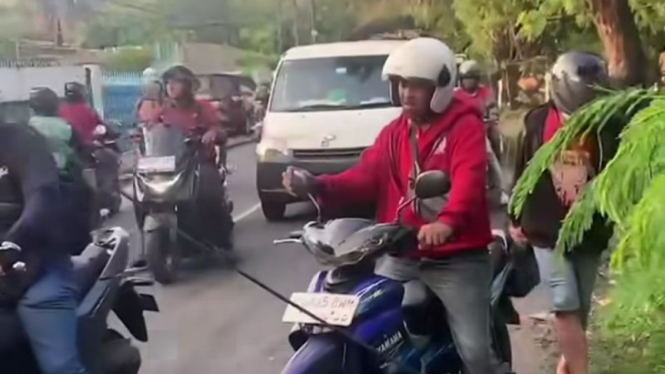 Kabel menjuntai di Taman Pedongkelan, Cengkareng, mencelakai pemotor
