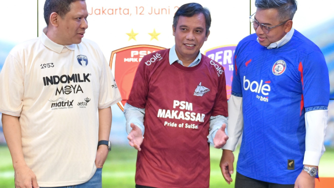 Dirut Bank Tabungan Negara Nixon Napitupulu (tengah) mengenakan kostum PSM