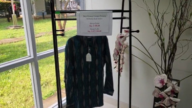 Sebuah baju sutera yang dilelang KPK dengan harga lim ribuan, justru laku dengan harga Rp5 jutaan. (Ist)