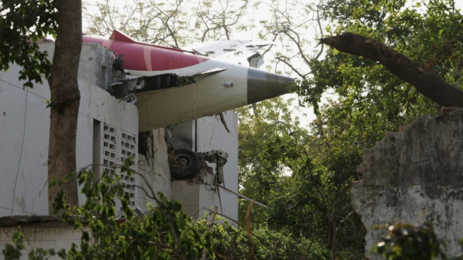 Pesawat Air India jatuh di atas sebuah bangunan usai kecelakaan di Ahmedabad