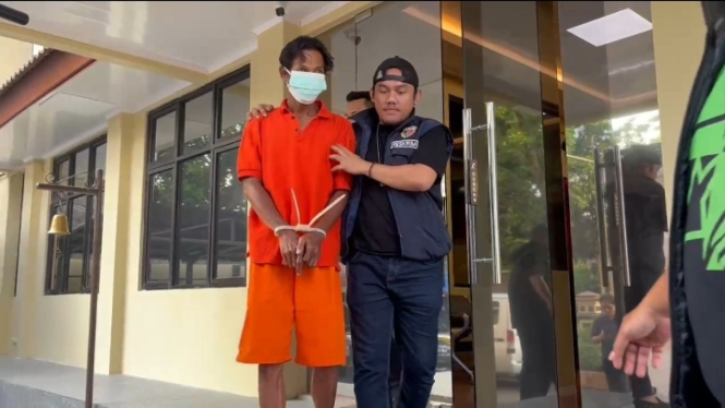 Pelaku yang nekat bakar rumahnya sendiri dalam kondisi mabuk, usai bertengkar dengan sang istri di kawasan Pesanggrahan, Jakarta Selatan