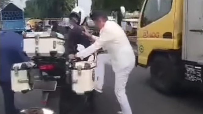Momen Gubernur Jawa Barat Dedi Mulyadi naik motor pengawal