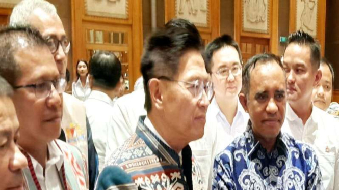 Bupati Kupang, Yosef Lede (kanan).