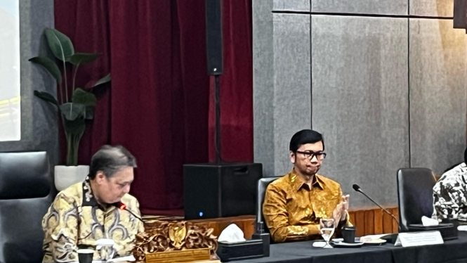Direktur Jenderal Perundingan Perdagangan Internasional Kemendag, Djatmiko Bris Witjaksono (kanan) dan Menteri Koordinator Bidang Perekonomian Airlangga Hartarto (kiri) 