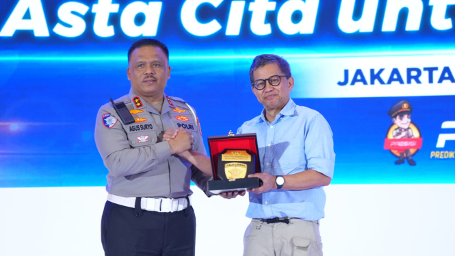 Kakorlantas Polri Irjen Agus Suryonugroho dan Rocky Gerung