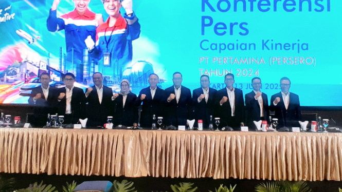 Jajaran Direksi dan Komisaris Pertamina dalam konferensi pers di Grha Pertamina, Gambir, Jakarta Pusat, Jumat, 13 Juni 2025
