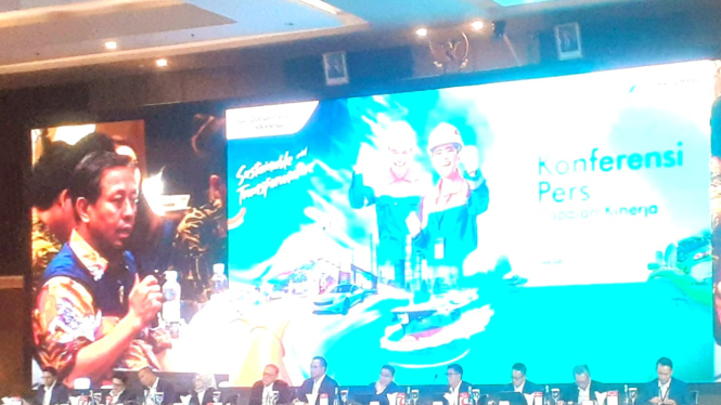 Jajaran Direksi dan Komisaris Pertamina dalam konferensi pers di Grha Pertamina, Gambir, Jakarta Pusat, Jumat, 13 Juni 2025