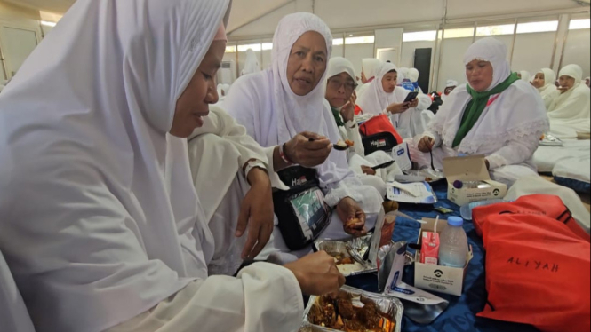 Jemaah Indonesia menikmati makanan siap saji di tenda Arafah
