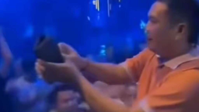 Kade nyawer uang di klub malam.