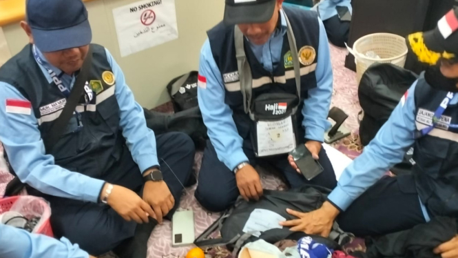 Petugas Haji sortir kelebihan barang bawaan jemaah sebelum masuk Bandara Jeddah