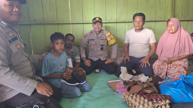 Polisi bantu biaya pendidikan anak yang hampir putus sekolah [Humas Polres Tojo Una-Una]