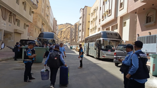 Petugas haji Daker Madinah bersiap ke Makkah dari Hotel Durat Masyair 2