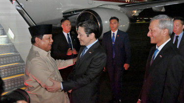 Presiden RI Prabowo Subianto tiba di Singapura disambut langsung PM Lawrence Wong (sumber foto: Laily Rachev - Biro Pers Sekretariat Presiden)
