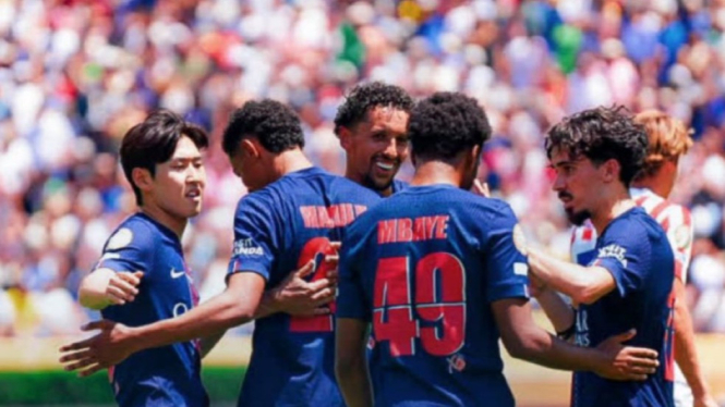 Pemain Paris Saint-Germain merayakan gol