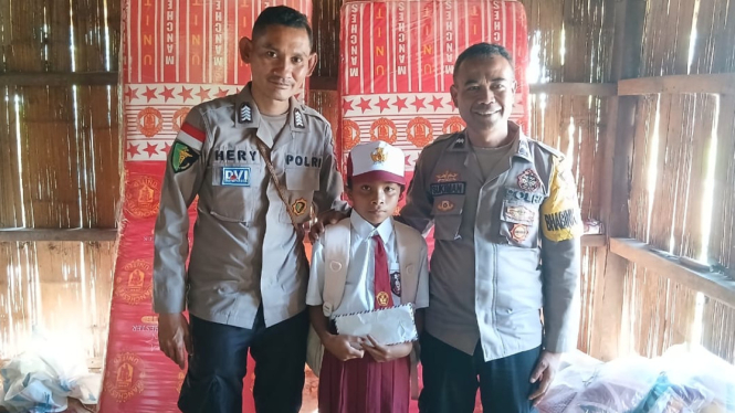 Bripka Hery Tena menyerahkan bantuan kepada Fania, bocah 11 tahun di Manggarai