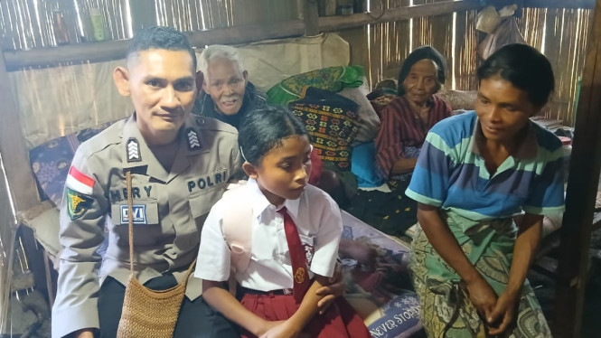 Bripka Hery Tena membawa bantuan kepada Fania di pedalaman Manggarai Timur