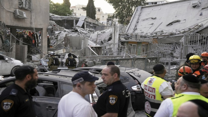 Serangan rudal Israel menghancurkan bangunan di Tel Aviv, Israel, Senin, 16/5