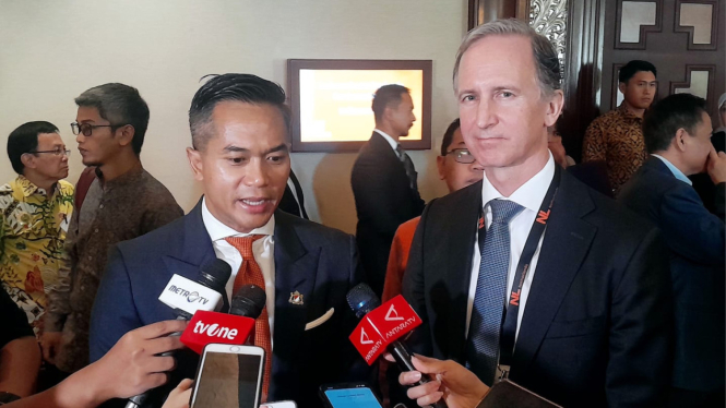 Ketua Umum Kadin Indonesia, Anindya Bakrie (kiri)