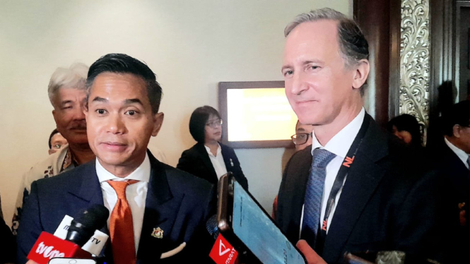 Ketua Umum Kadin Indonesia Anindya Bakrie (kiri)