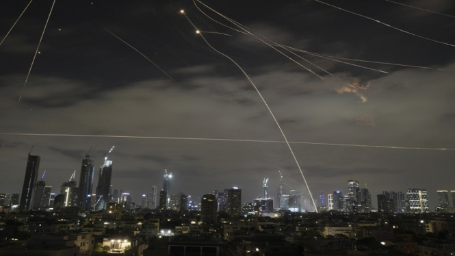 Iron Dome Israel menghalau serangan udara Iran di wilayah Tel Aviv