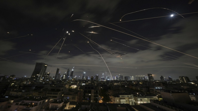 Iron Dome Israel menghalau serangan udara Iran di wilayah Tel Aviv