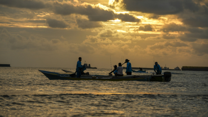Memancing di perairan pulau Obi.