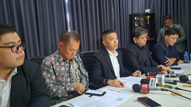 Konferensi pers tim kuasa hukum Lesti Kejora. Sadrakh Seskoadi (tengah)