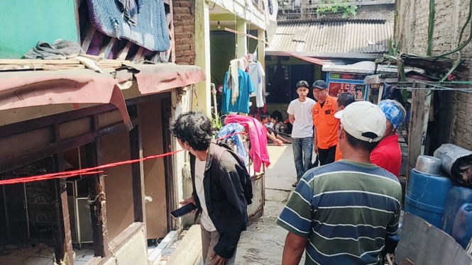 warga melintas menyaksikan rumah meledak akibat tabung gas