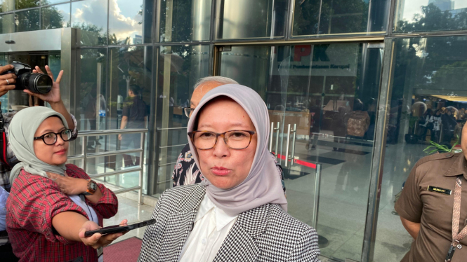Kepala BPH Migas Erika Retnowati usai diperiksa menjadi saksi oleh penyidik KPK dalam kasus dugaan korupsi jual beli gas di PT PGN dengan PT IAE