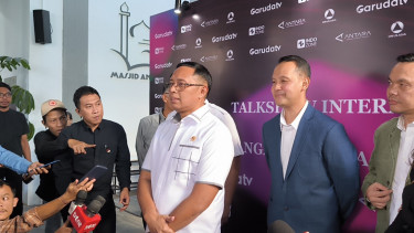 Kepala Kantor Komunikasi Kepresidenan (PCO), Hasan Nasbi (tengah) usai menghadiri dalam Talkshow Interaktif bertajuk 'Bagaimana Menghadapi Medan Perang Baru, Cognitive Warfare: Media, Narasi dan Membangun Persepsi', Senin, 16 Juni 2025