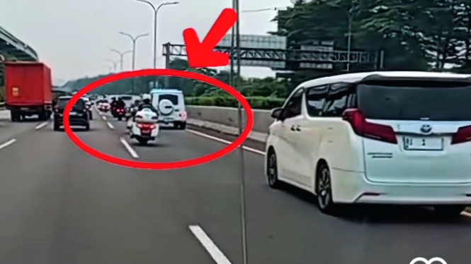 Iring-iringan mobil RI I kasih jalan mobil damkar