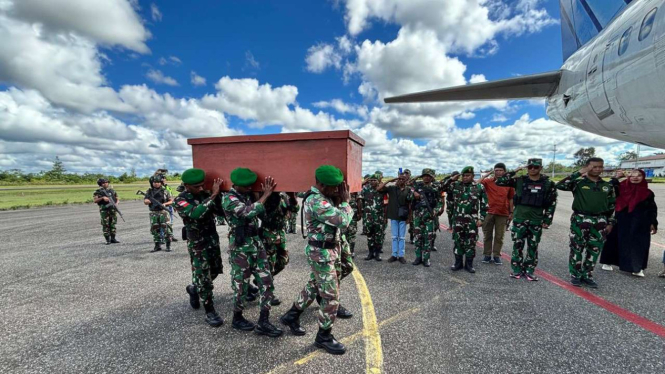 Jenazah prajurit TNI dari Kodim 1715/Yahukimo, Serka Seger Mulyana