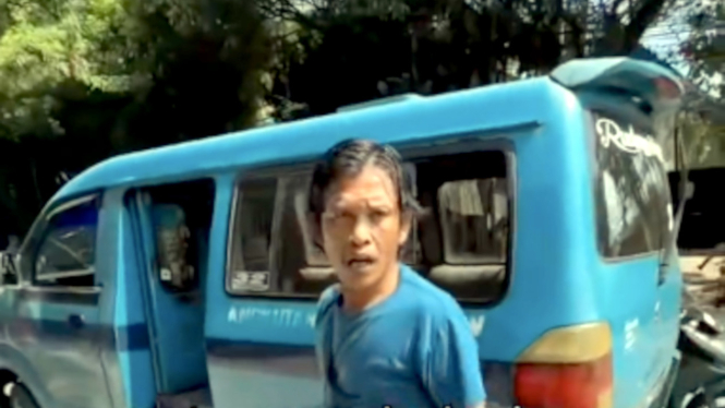 Sopir angkot yang menolak ganti rugi usai serempet mobil dari kiri.