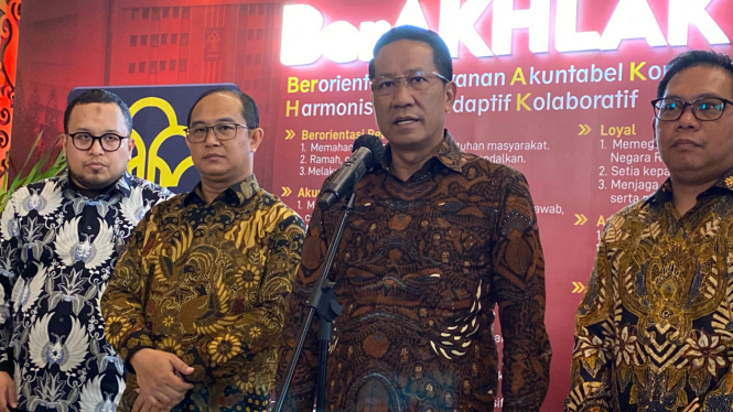 Menteri Hukum RI Supratman Andi Agtas didampingi pejabat Kementerian Hukum RI di kantornya, Kuningan, Jakarta Selatan, Selasa, 17 Juni 2025.