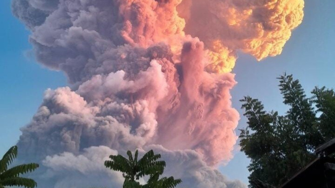 Gunung Lewotobi Laki-laki Meletus Dahsyat, Selasa, 17 Juni 2025 sore
