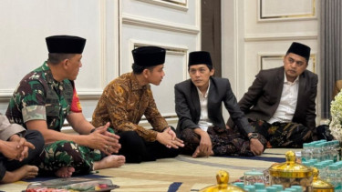 Gibran Rakabuming Raka (dua kiri) berbincang dengan pendakwah Muhammad Iqdam