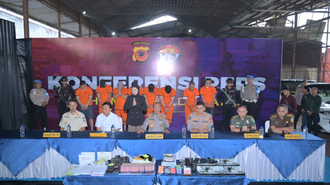 Polda Jabar merilis para tersangka judi kasino di kota Bandung
