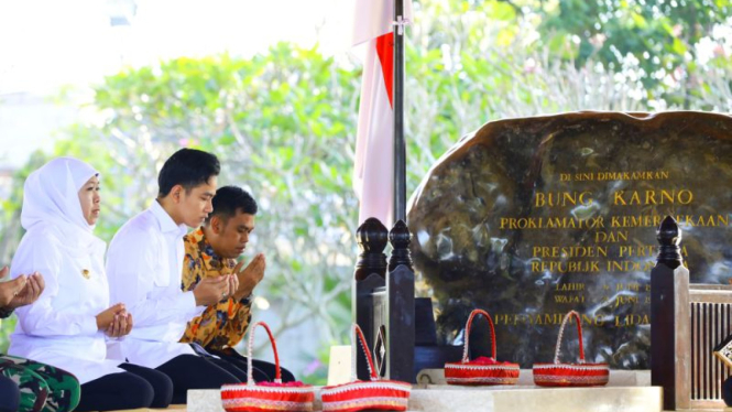 Gubernur Jatim Khofifah Dampingi Wapres Gibran Ziarah ke Makam Bung Karno