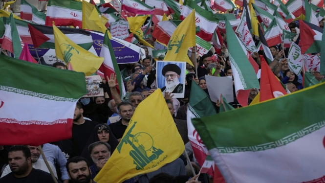 Demonstrasi warga Iran dengan mengangkat bendera dan poster pemimpin Khamenei
