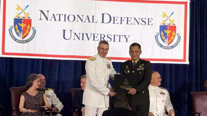 Kolonel Inf Kurniawan Raih Gelar Prestisius dari Universitas Pertahanan AS.