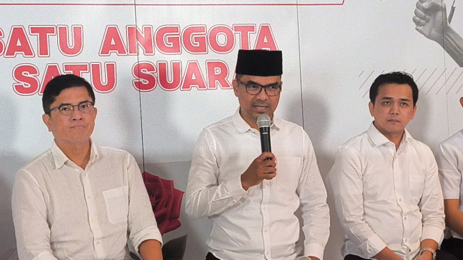 Kader Partai Solidaritas Indonesia (PSI), Ronald Aristone Sinaga atau Bro Ron (tengah) mendaftarkan diri sebagai caketum PSI di Kantor DPP PSI, Jakarta Pusat