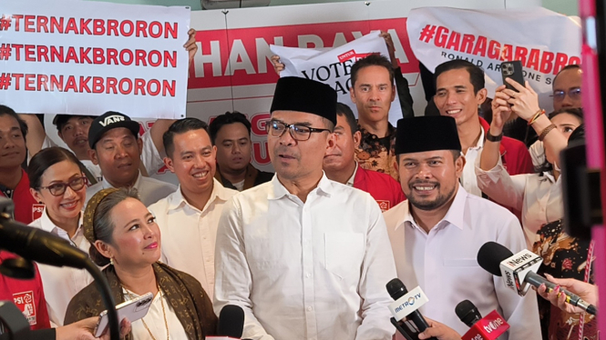 Influencer sekaligus Wakil Ketua DPW PSI Jawa Barat (Jabar), Ronald A Sinaga atau Bro Ron (tengah) di Kantor DPP PSI, Jakarta Pusat, Rabu, 18 Juni 2025